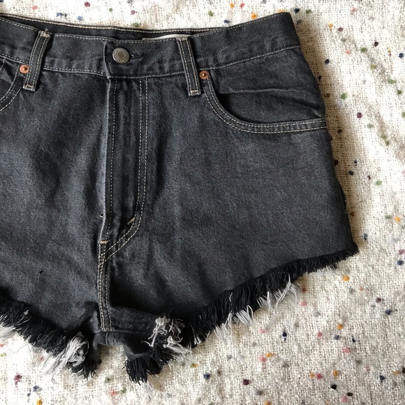Levi’s black denim high rise shorts - Picture 2 of 9